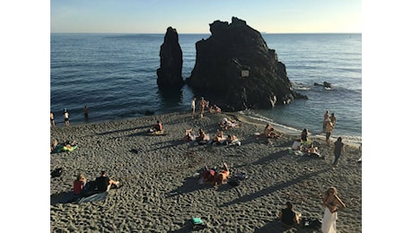 Ognissanti con temperature primaverili, spezzini in spiaggia. E qualcuno fa anche il bagno