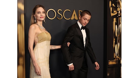 Angelina Jolie, red carpet con il figlio Knox: le somiglianze con lei e Brad Pitt