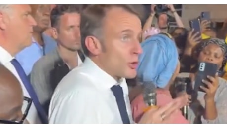 Emmanuel Macron, figuraccia a Mayotte: Siamo fott***!. E poi salta il microfono