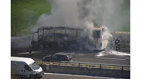Reggio Emilia, pullman divorato dalle fiamme in autostrada Gazzetta di Reggio