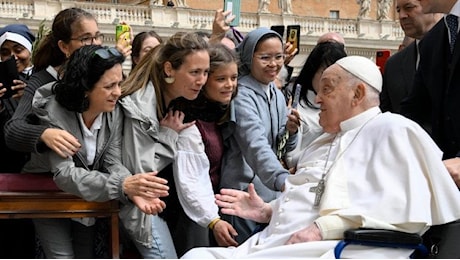 Papa Francesco, la croce nel cuore e un sorriso tra i fedeli
