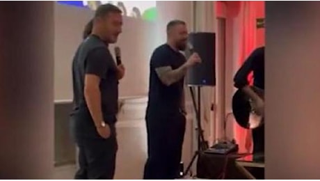 Totti e De Rossi cantano 'Ci vorrebbe un amico' alla festa per Marcello Lippi