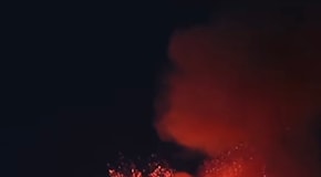 L’Etna dà spettacolo, tra eruzioni e fontana di lava