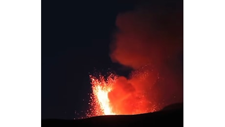 L’Etna dà spettacolo, tra eruzioni e fontana di lava