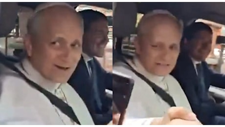 Papa Leone XIV saluta un fedele e dice 'Forza Roma'