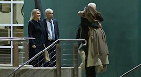 Julian Assange, il lungo abbraccio e il bacio con la moglie Stella Moris al suo rientro in Australia: le immagini