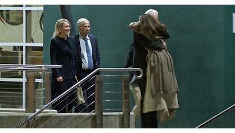 Julian Assange, il lungo abbraccio e il bacio con la moglie Stella Moris al suo rientro in Australia: le immagini