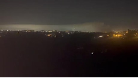 Roma: incendio a Ponte Mammolo, ecco la veduta notturna della maxi-nube di fumo