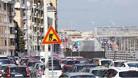 Roma, cadono calcinacci: chiuso un tratto della Tangenziale Est. Traffico in tilt