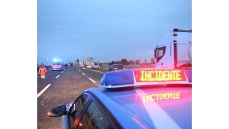 Orvieto, camion contro auto in corsia emergenza su A1: un morto