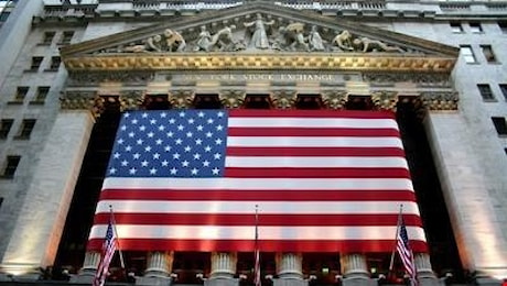 La diretta da Wall Street | Il Nasdaq perde oltre il 2%, mentre il Dow Jones è in leggero rialzo. Focus del mercato sui piani della Fed per i tassi