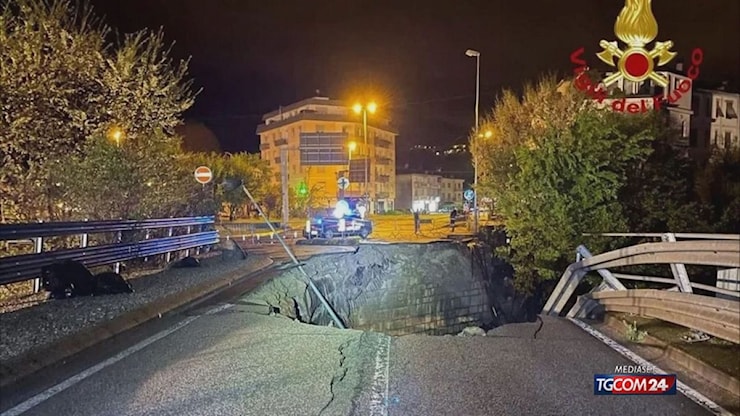 La voragine di Valdagno che ha inghiottito l'auto con padre e figlio a bordo - Tgcom24 La voragine di Valdagno che ha inghiottito l'auto con padre e figlio a bordo - Tgcom24