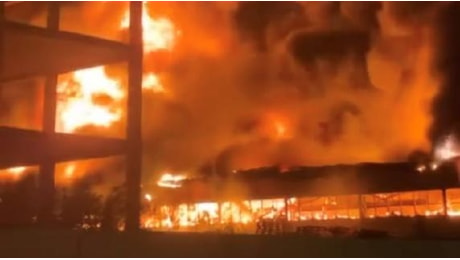 Roma: ecco le immagini dello spaventoso incendio nella notte a San Basilio