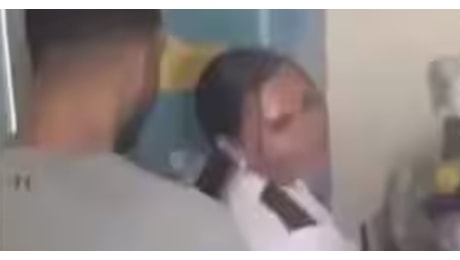 Sesso in carcere tra la poliziotta e il detenuto: il video dello scandalo