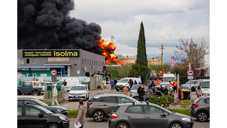 Esplosione nell’impianto Eni. “Un carrello in azione, poi lo scoppio”