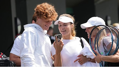 Sinner vince, Anna però sta male: cosa sta succedendo in Australia? Ecco i problemi della Kalinskaya, mentre Jannik punta all'Australian Open in attesa della sentenza del Tas sul caso doping Clostebol