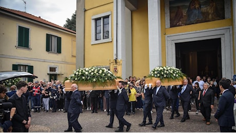 Strage Paderno Dugnano, in migliaia ai funerali: “Tragedia incomprensibile”