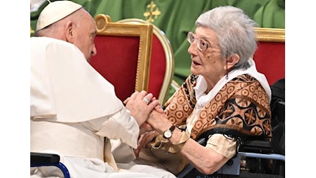 Il Papa: «Accusare gli anziani di rubare il futuro ai giovani è falso. No allo scontro tra generazioni»