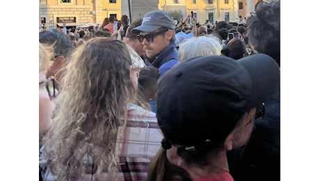 Harry Styles in piazza San Pietro per vedere il Papa? Lo scatto diventato virale e gli indizi (anche fashion) che lo confermano