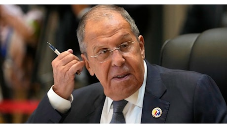 Lavrov: “Niente tregua ora, sarebbe un favore all’Ucraina. Vogliamo un accordo definitivo. La Francia ci contatta senza coinvolgere Kiev”