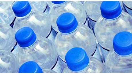 ​Le bottiglie di plastica cambiano ancora, dopo il tappo che non si stacca arriva un'altra novità: cosa succede da gennaio 2025