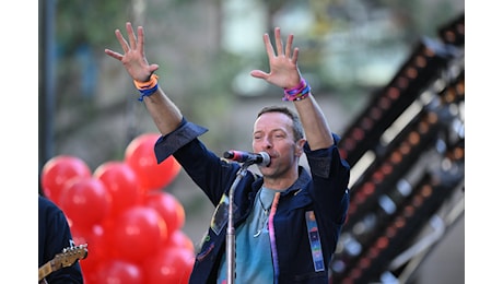 Chris Martin, il video dell'incidente al concerto: cade in una botola sul palco