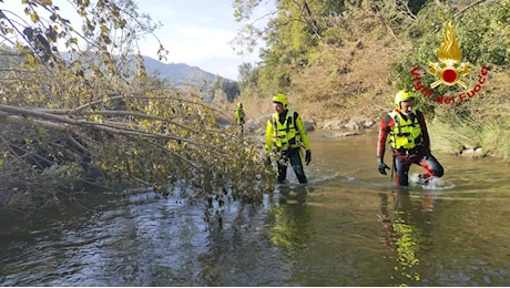 FOTO | VIDEO | Ricerche sul greto del fiume per trovare il neonato e la nonna dispersi nel pisano