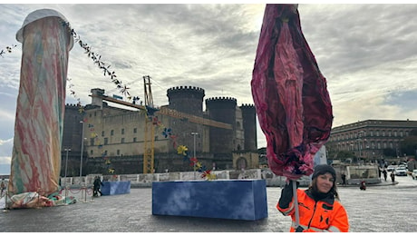 Napoli, spunta una vagina vicino al Pulcinella di Gaetano Pesce. Il sindaco Manfredi: «L'arte è anche provocazione»