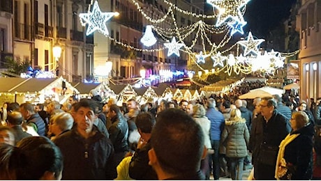 Cagliari, corsa all’ultimo minuto fra mercatini e vie dello shopping per i regali di Natale