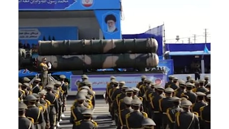 Iran presenta i nuovi droni d'attacco e il missile Jihad