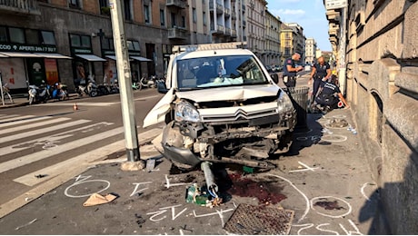 Furgone travolge 4 pedoni sul marciapiede: morto un uomo, altri 3 feriti