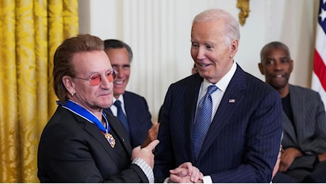 Da Soros a Bono Vox: Biden premia “gli americani migliori” e molti sono critici di Trump