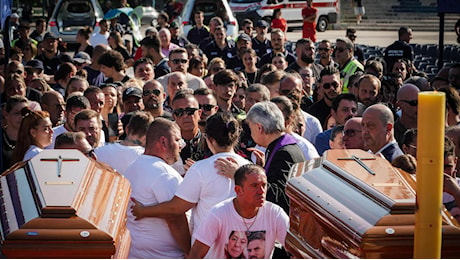 I funerali delle tre vittime di Scampia, l’arcivescovo: “Non solo macerie e cemento. È un crollo sociale”