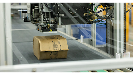 Amazon riduce sempre di più gli sprechi grazie a nuove macchine per gli imballaggi su misura