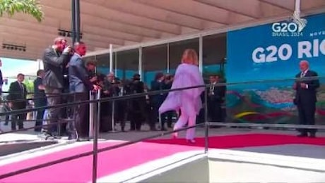 Meloni al G20 incontra il Presidente brasiliano Lula, baci e abbracci al suo arrivo