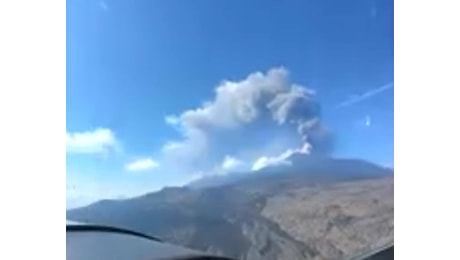 Etna, violentissima eruzione in corso: pioggia nera su Catania, chiuso l’aeroporto