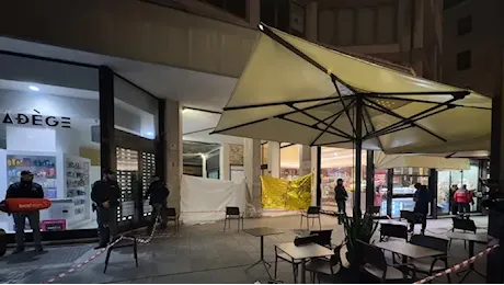 Aggressione in pieno centro a Bergamo: in via Tiraboschi ucciso l’addetto alla sicurezza del Carrefour - Foto e video