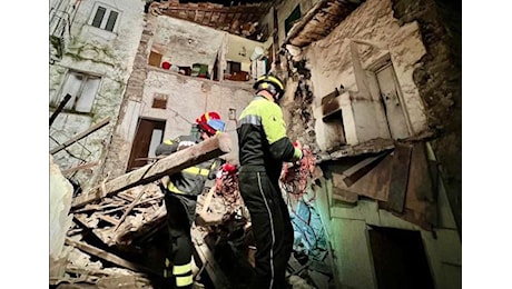 Crollo palazzina Sessa Aurunca, 12 le persone evacuate: si cercano eventuali dispersi