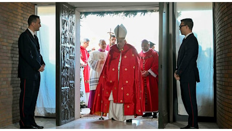 Papa Francesco varca (in piedi e non sulla sedia a rotelle) la Porta Santa di Rebibbia. Ai detenuti: «Coltivate sempre la speranza»