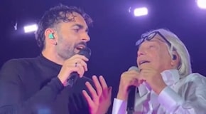 Marco Mengoni festeggia Nino D'Angelo: al Maradona a sorpresa il duetto in Marì e Due vite