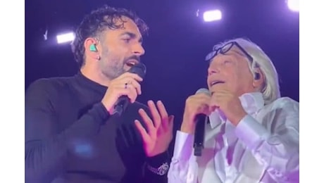Marco Mengoni festeggia Nino D'Angelo: al Maradona a sorpresa il duetto in Marì e Due vite