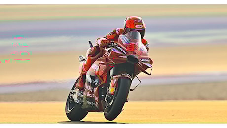 MotoGP Qatar 2025, sprint race: Marc Marquez torna a dominare davanti al fratello Alex e a Morbidelli. Bagnaia fatica ed è 8°