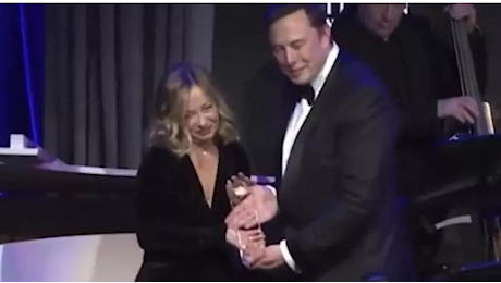 Meloni premiata da Musk, show nazionalista della premier. Elon: “Giorgia fa un lavoro incredibile”