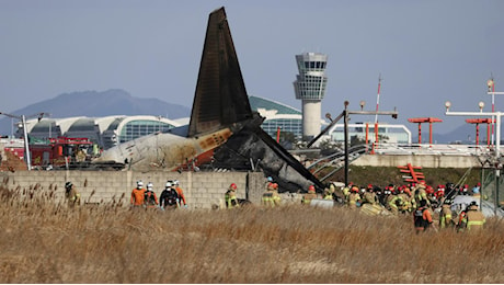 Corea del Sud, aereo finisce fuori pista e si schianta contro un muro: almeno 124 vittime