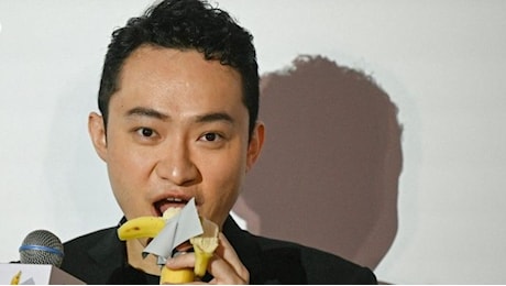 Justin Sun mangia la banana di Cattelan (da 6 milioni) e rilancia: «Da quel chiosco ne voglio acquistare 100mila»