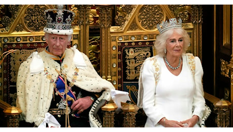 King's Speech, Re Carlo legge il discorso mano nella mano con Camilla di fronte ai deputati senza Dio