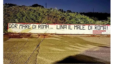 Lina Souloukou nel mirino dei tifosi. Duro striscione a Trigoria: Sei il male di Roma|Serie A