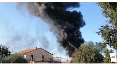 Vasto incendio in fabbrica di solventi a Scerne di Pineto / IN AGGIORNAMENTO