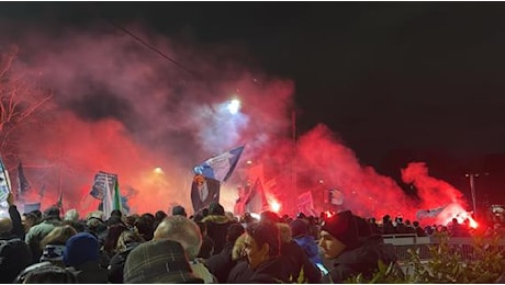 Cori e fuochi d'artificio, i tifosi della Lazio festeggiano i 125 anni di storia del club