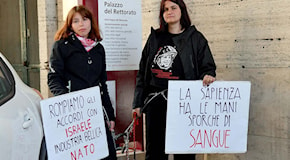 Due studentesse incatenate al Rettorato dell'Università La Sapienza di Roma contro gli accordi con Israele
